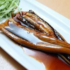 濃厚で深い味わいが自慢の一品、『煮あなご１本仕込み』