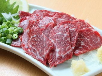 霜降りにこだわった【結家】名物、『馬刺し』