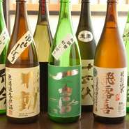 メニューに記載の地元千葉の特選地酒三種、有名な地酒三種のほか、季節限定の新酒など旬の日本酒や、なかなか手に入りにくいレアなものが数多く揃っています。料理長自ら舌で探したこだわりの日本酒は逸品ばかり。