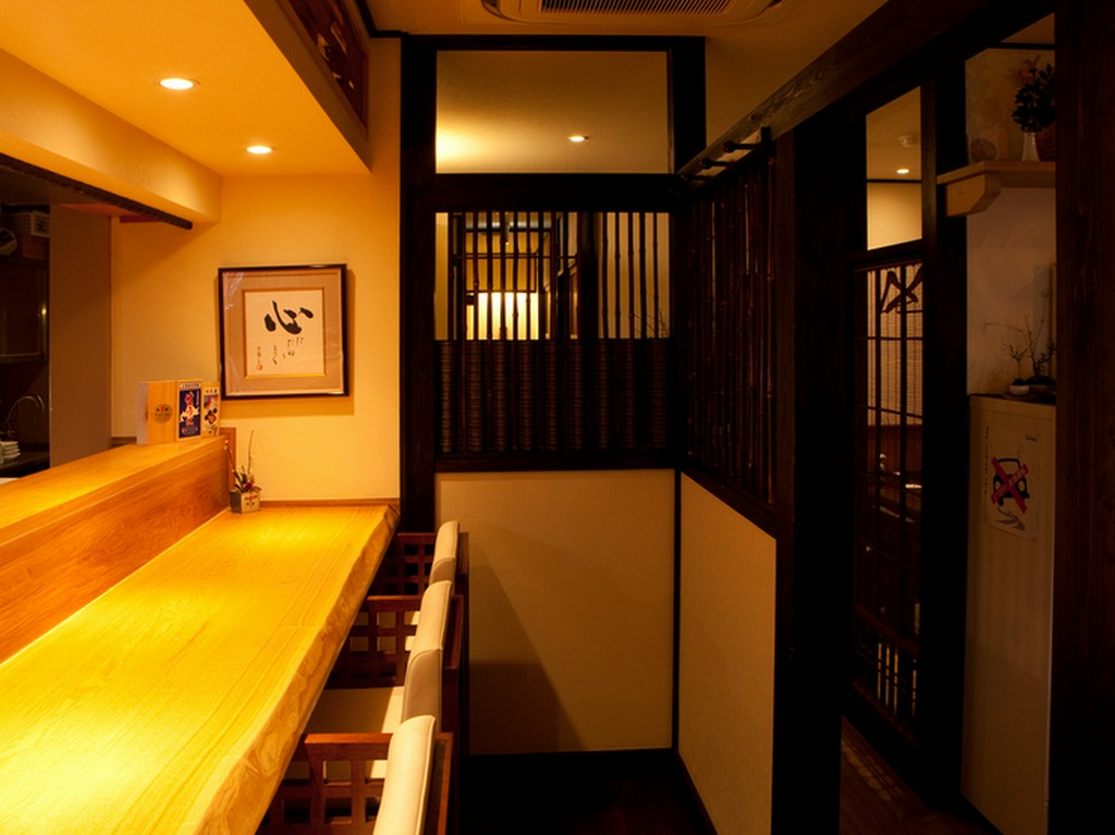 京都の町家をイメージした和モダンな空間で、大人の時間を