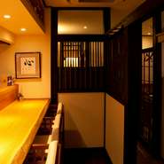 建具は古い竹を用い、レトロな雰囲気を演出。古い建物をモダンに改装し、京都の町家風に仕上げました。ゆったりとした大人の時間を過ごすのには最適の、洗練された和の空間は、そこにいるだけで心が和みます。