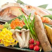 【馳走かく田】のお料理は、食材を選ぶところから始まっています。丁寧に育てた自家栽培の米や有機野菜、料理長自ら毎日市場に足を運んで探す質の良い天然の魚貝類。素材を活かす調理法にもこだわりを感じます。