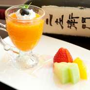 コースのシメのデザートも旬の果物や野菜を使ったものがメイン。何が出てくるのかを楽しみに箸が進みます。
