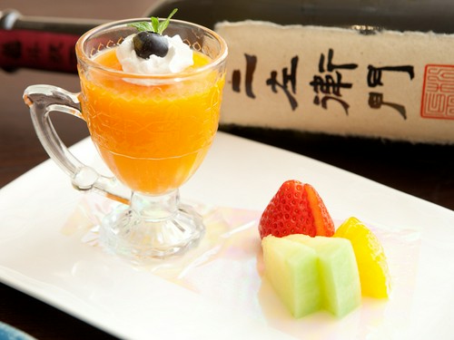 コースを締めくくるお楽しみ、色鮮やかな『ニンジンのゼリー』