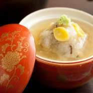 お料理を舌だけでなく、目でも料理を味わってほしい。料理を入れる器にもそんなこだわりを感じます。