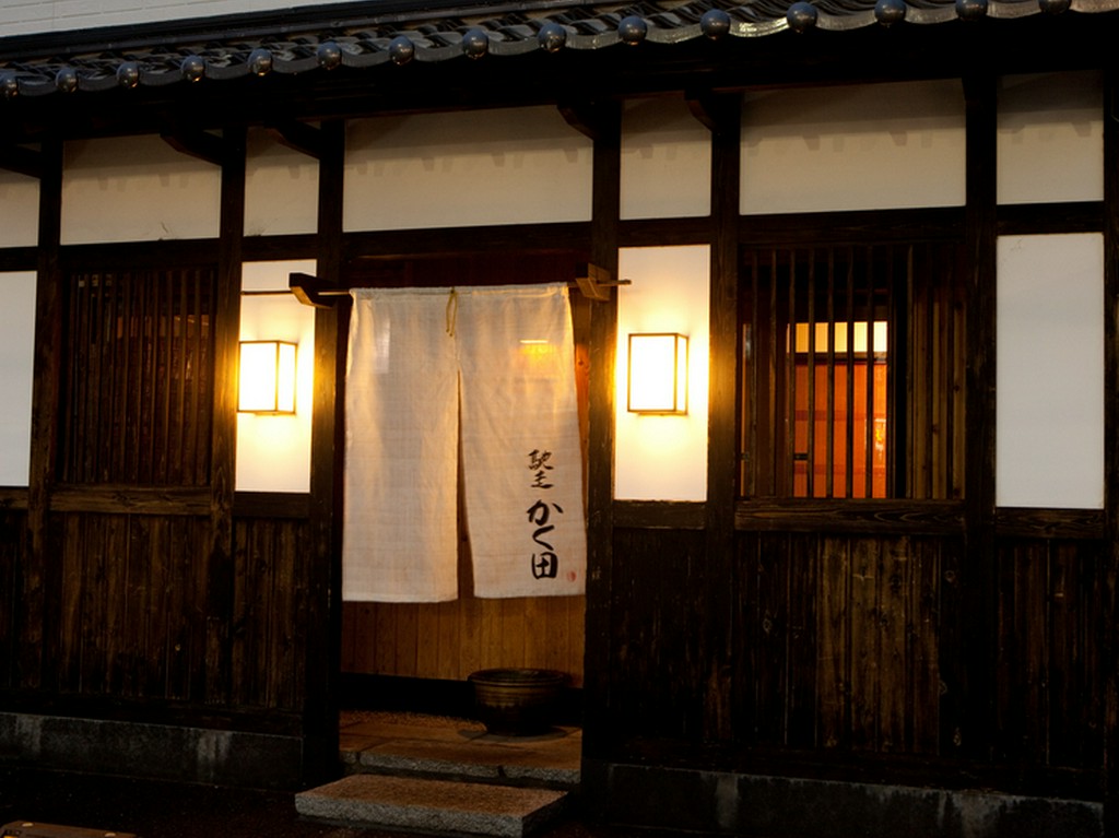 JR佐倉駅から徒歩5分。イエローハットの前です。