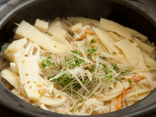 海と山の旬を同時に味わえる『筍と松葉ガニの土鍋ご飯』