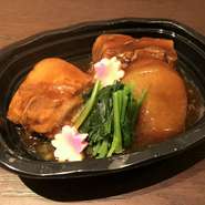 千葉県産の豚バラをじっくり煮込んだトロトロの角煮です