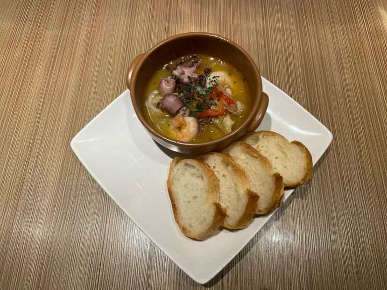 スープ仕立ての豪華ミックスアヒージョ