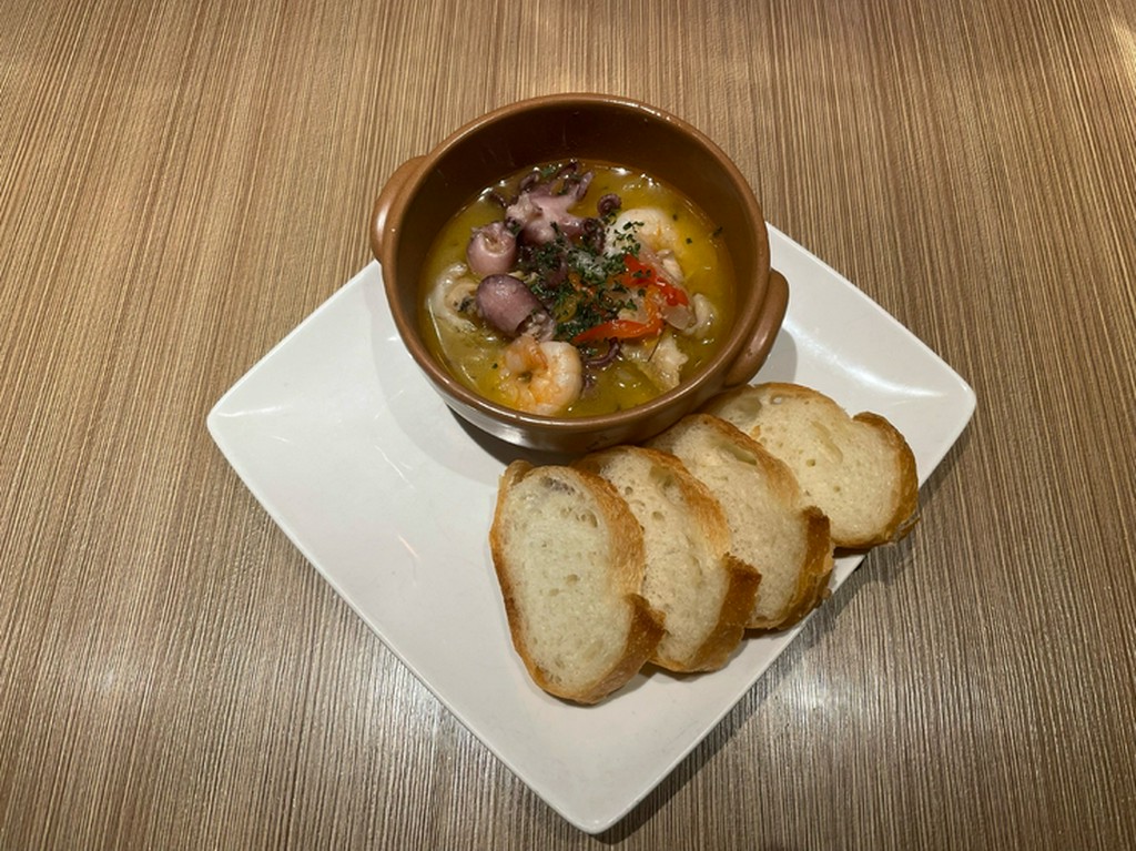 スープ仕立ての豪華ミックスアヒージョ