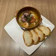 オリーブとガーリックベースのスープが、ぷりっぷりっのイイダコに絡み合いおしさの余韻を残します。