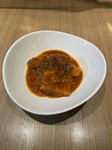 ピリ辛トマトソースで仕上げた看板料理