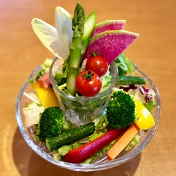 地元産の9種類野菜の競演   『ジータ的　バーニャカウダ』