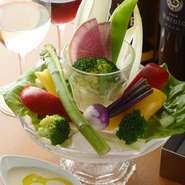 ガラスの器に鮮やかに盛り付けられた地元産の9種類の野菜は新鮮で口に運ぶとみずみずしさや、旨みをしっかりと味わうことができます。アンチョビや生クリームなどを加えた、こくのあるオリジナルソースも美味です。