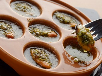 旨みが凝縮されたスープやソースは　パンにつけてお召し上がりを