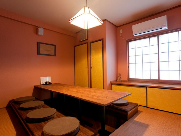 皆がゆったり座れるように設置された広めのテーブル