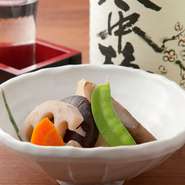 旬の野菜を使った『季節の煮物』は、箸休めとしてもぴったり