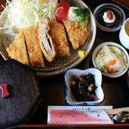 御飯・味噌汁・茶碗蒸し・小鉢・お新香・デザート付