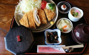 とんかつ定食（刺し身付）