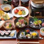 前菜から水菓子まで、和の素材をたっぷりと使った会席料理。事前の予約が必要です。

～全8品～
（コース内容一例）
前菜・お造り・焼物・陶板焼き・釜めし・グラタン・蒸し物・デザート