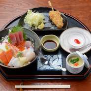季節の魚介を彩りよく盛り付けた、人気メニューのひとつ。ボリュームたっぷりに楽しめます。

味噌汁・茶碗蒸し・小鉢・お新香・デザート付
