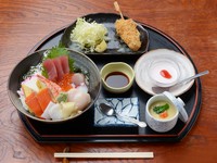 季節の魚介を彩りよく盛り付けた、人気メニューのひとつ。ボリュームたっぷりに楽しめます。

味噌汁・茶碗蒸し・小鉢・お新香・デザート付