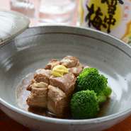 酒の肴からコースまで多彩な和食が盛りだくさん。そのうちのひとつ、『角煮』はお酒との相性が抜群です。