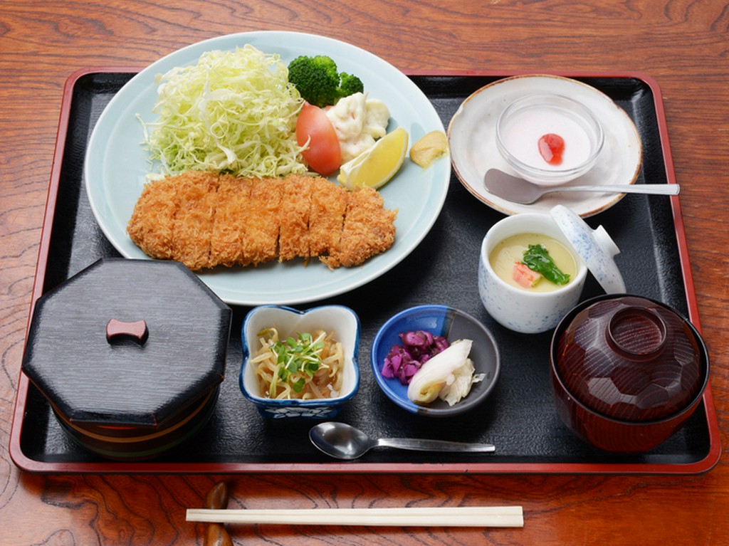 ボリュームたっぷりなランチセット『とんかつ定食』