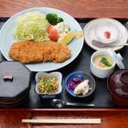 セットや丼物など、いろいろ選べるランチメニュー。ボリュームがあり、食べ応えも十分です。