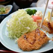 当店で使う素材は、すべて納得した食材のみ使用。『三元豚とんかつ』はボリュームのあるお肉を、豪快に一枚丸ごと揚げています。サクッとした食感と、甘みのあるジューシーなお肉をたっぷりとお楽しみください。