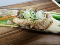 ジューシーな焼き上がり！色んな薬味で召し上がれ♪