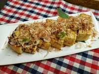 分厚い油揚げにたっぷり納豆を詰めて香ばしく焼き上げました♪