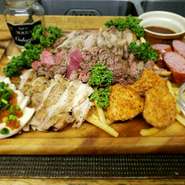 牛・豚・鶏の豪快肉盛り！
当店シェフ渾身の逸品！必食です！
ご予約がおすすめ！
◎レギュラー（3～4人前）2480円
◎ハーフ（1～2人前）1480円