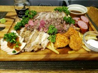 牛・豚・鶏の豪快肉盛り！
当店シェフ渾身の逸品！必食です！
ご予約がおすすめ！
◎レギュラー（3～4人前）2480円
◎ハーフ（1～2人前）1480円