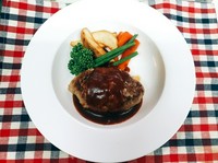 Colorful特製てごねハンバーグ！肉汁たっぷりでお楽しみください♪（デミグラスorガーリック）