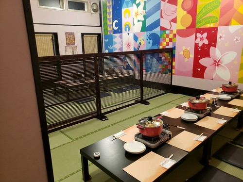 カラフルな色使いのPOPな壁画で、宴会場の雰囲気も楽しい！