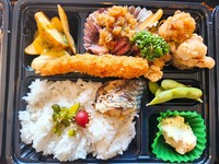 牛・唐揚げ・サバの3種類に海老ﾌﾗｲがセットになった嬉しいトリオ弁当‼