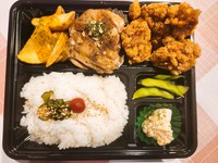 （唐揚げ3個＋ｶﾞｰﾘｯｸﾁｷﾝｽﾃｰｷハーフ）のボリュームたっぷり弁当！
