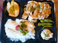 炭火で焼き上げたジューシーな鶏もも肉に自家製ガーリックソースをジュッとかけて！！食欲そそる一品です♪