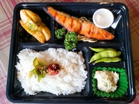 炭火で焼き上げたジューシーな鮭がお弁当になりました♪さっぱりみぞれおろしで召し上がれ♪