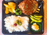 ジューシーなハンバーグがお弁当になったよ！！デミグラスソースで召し上がれ♪