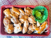 とり重の街に新参者現る!!炭火で焼き上げたジューシーな鶏もも肉に研究を重ねた自家製甘だれを３度塗り！！きっとどこのとり重よりも、食べごたえあります！！