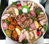 大人気の肉コンボがさらに楽しくテイクアウトできるようになりました♪
お誕生日や記念日のプレゼントにも！
１人前→1240円（写真は６人前）2人前から