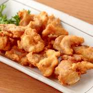 厚木の食肉センターから仕入れた、新鮮なシロコロを塩と胡椒のシンプルな味つけし、サクサクとしたオリジナル唐揚げをつくっています。噛むほど味がでる人気の一品。ビールのおつまみにも最適です。