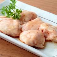 仕入は地元の【厚木市食肉センター】から。午前中に処理、手作業で丁寧に時間をかけ水洗いすることで臭みが出ず、新鮮そのもののホルモンが届きます。脂身を適度につけた管状のまま、やわらかい大腸のみが特徴です。