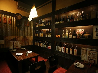 棚に注目！　各地の銘酒や厳選焼酎が揃う居酒屋