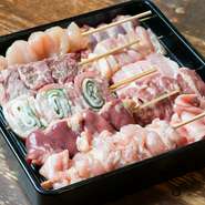 上質な肉を選び抜き、鶏は岩手県の地鶏「菜彩鶏」を、豚肉は秋田県の生産者から毎日届く新鮮な「高原豚」を使用しています。紀州備長炭で一本ずつ丁寧に焼き上げた、本格的な味をお召し上がりください。