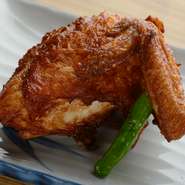 宇都宮名物の国産鶏をからりと揚げた一品。ボリュームたっぷりで食べ応え十分です。