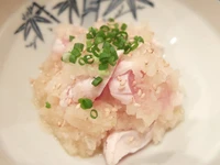 鶏刺しと大根おろしに出汁醤油をほんの少し・・・。お酒によく合う優しい逸品です。