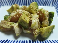 新鮮ささみと口当たりの柔らかいアボカドを一緒につまんで、わさび醤油でどうぞ。